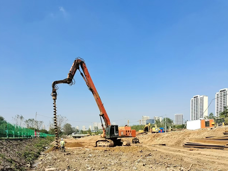 工程采用了拉森钢板桩进行基坑支护施工时对相邻建筑物影响小