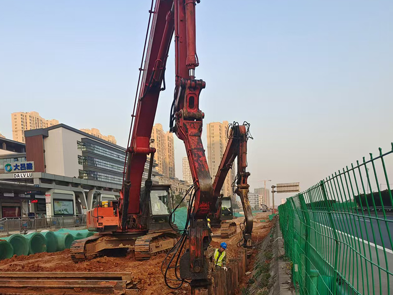 在雨后钢板桩施工时一定要谨慎小心